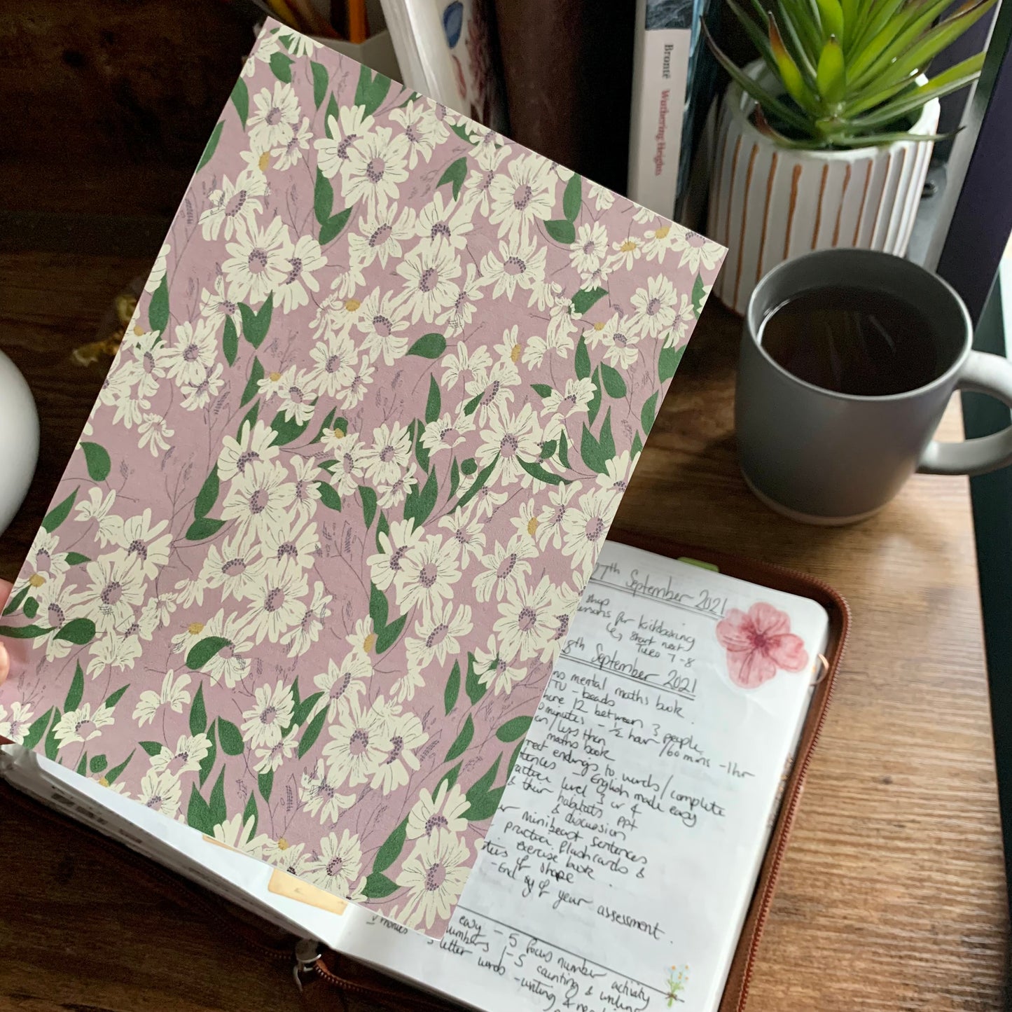 White flowers with Lilac Background Planner Dashboard - Dorothy