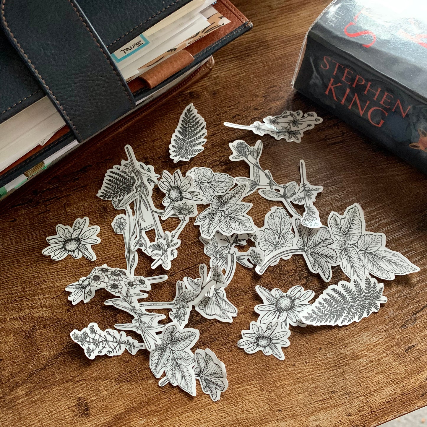 Misty - Clear Floral Sticker Flakes - Pack of 25