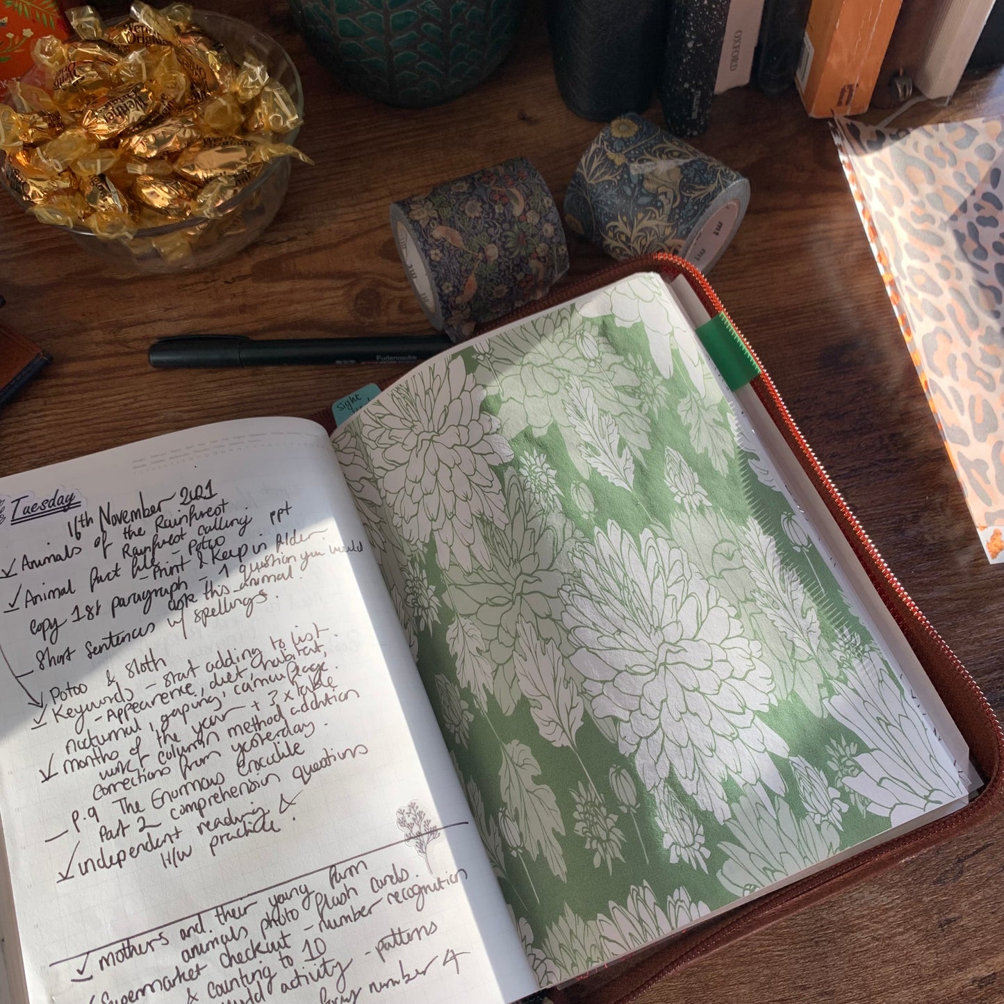 Green & White Chrysanthemum Flowers Planner Dashboard - Emma