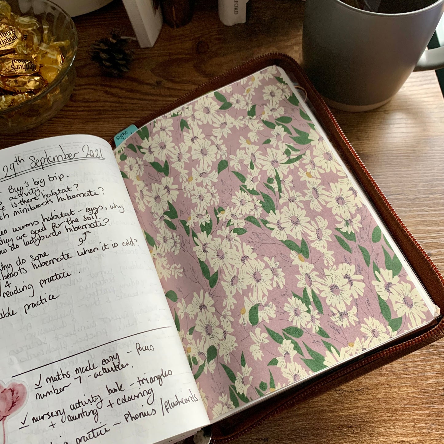 White flowers with Lilac Background Planner Dashboard - Dorothy
