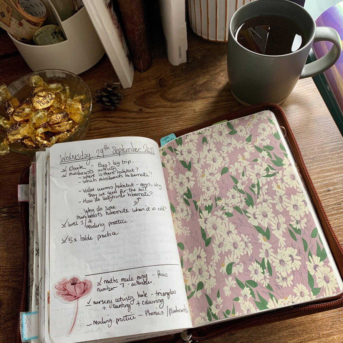 White flowers with Lilac Background Planner Dashboard - Dorothy